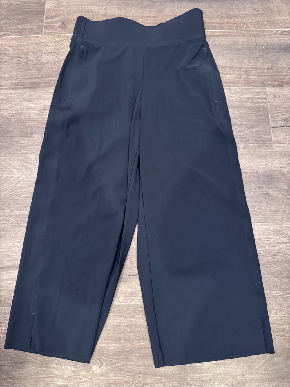Athleta Navy blue, cosmic crop Wide-Leg crops, size small, side zippered pockets